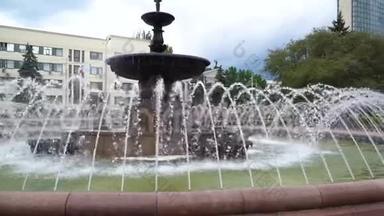 市中心的夏日喷泉